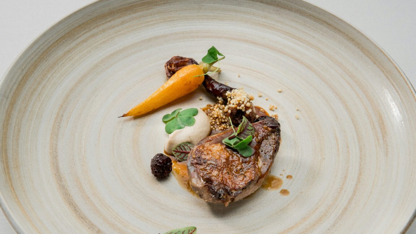 (c) Delightin Dee | Unsplash Fine Dining Plating mit Karotte und Steak