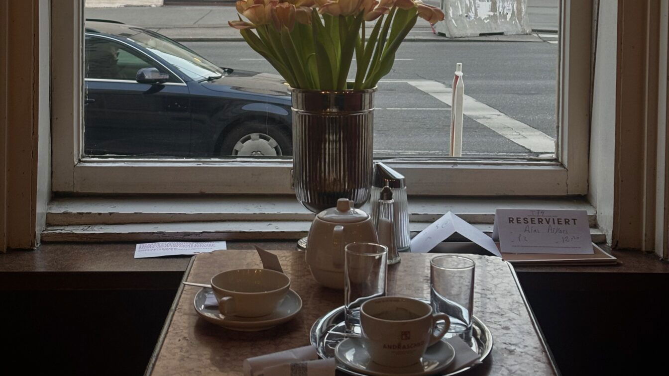 (c) Sonja Koller | 1000things Wiener Kaffeehaus, Woche des Zeitunglesens, Zeitung lesen im Wiener Kaffeehaus