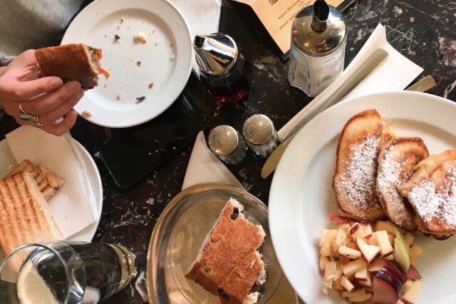 Ein gedeckter Tisch mit Frühstück im Baader Café in München.