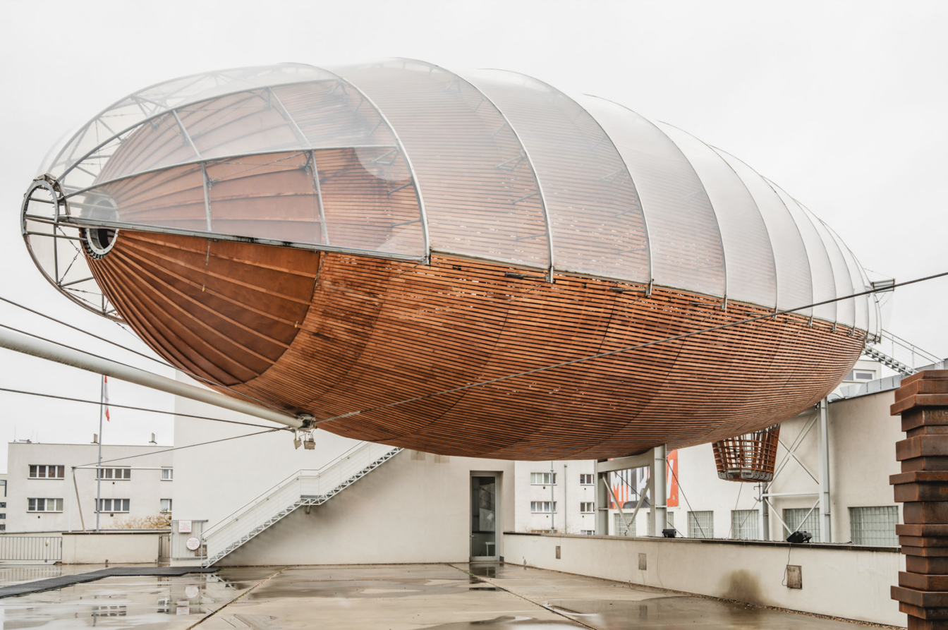 Das Luftschiff Gulliver im DOX Centre for Contemporary Art (Prag).