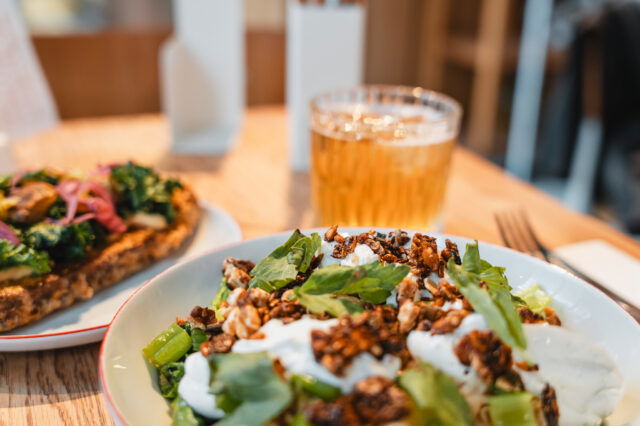 Sellerie Salat und belegtes Brot im Eska in Prag.