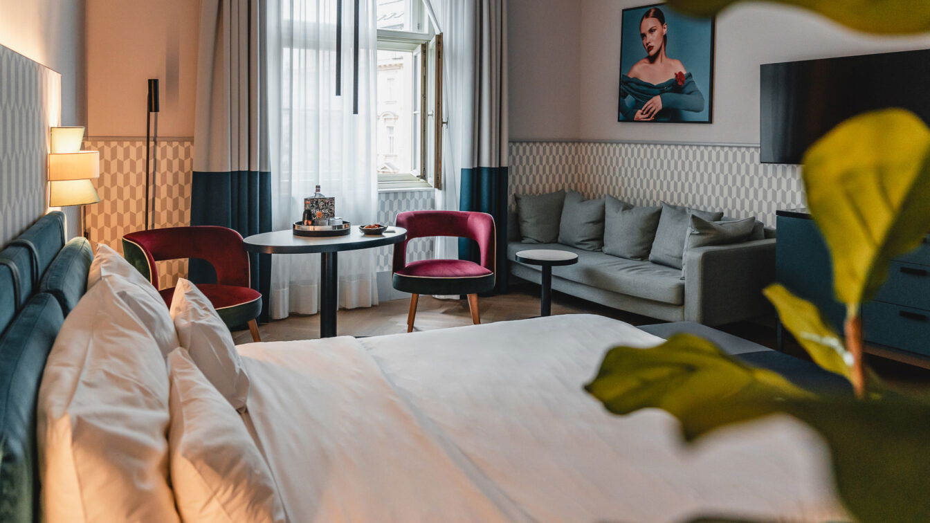 Ein Zimmer im Falkensteiner Hotel Prague mit Blick auf den Hauptbahnhof.