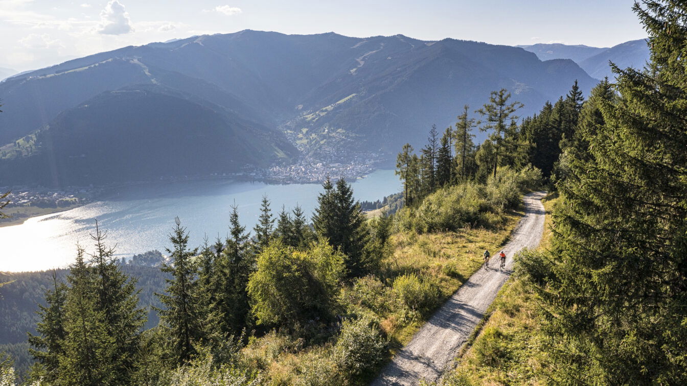 (c) SalzburgerLand Tourismus Radfahren vorbei an Bergpanoramen und Seeblick