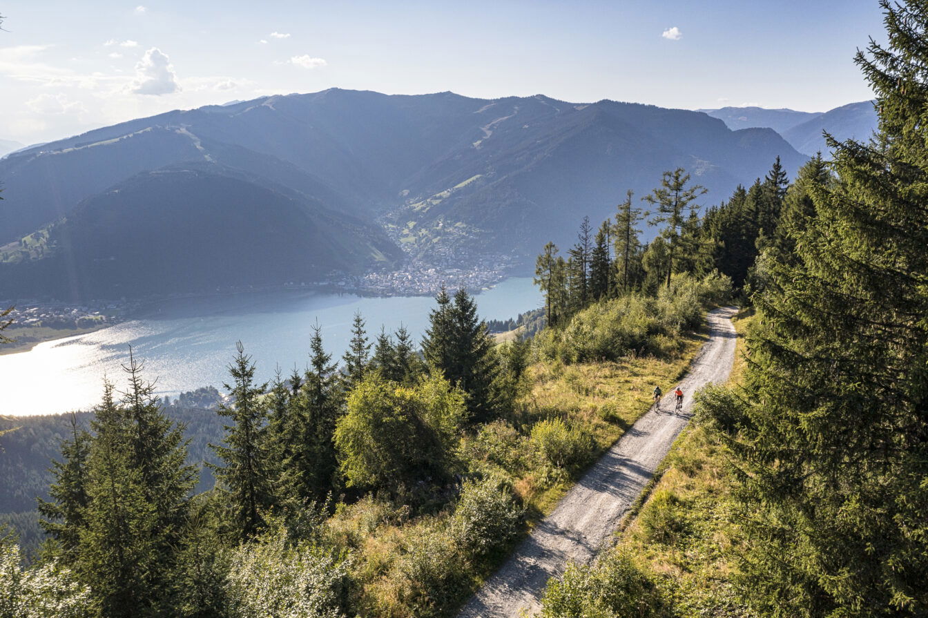 Radfahren vorbei an Bergpanoramen und Seeblick