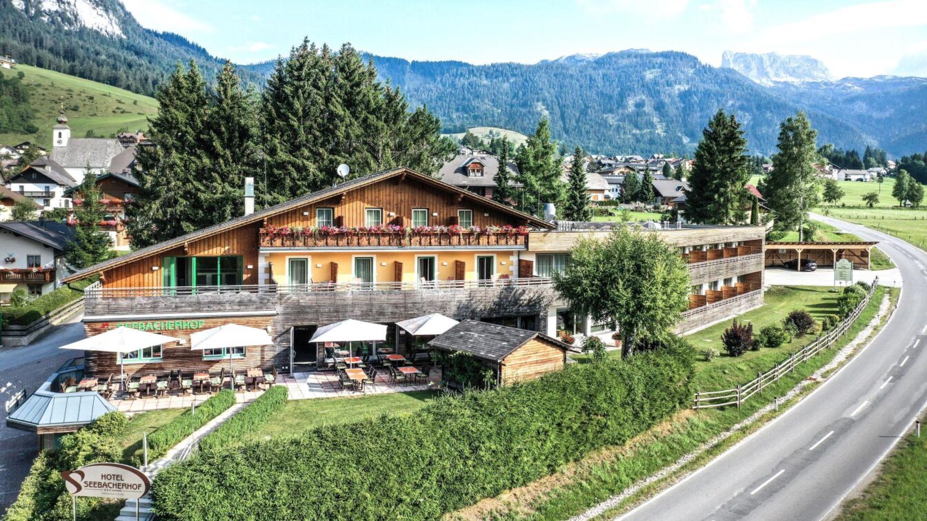 Hotel Seebacherhof (c) Andreas Maxones, Andrea Koch Ein schönes Hotel im Holz-Stil im Ausseerland im Salzkammergut ist zu sehen. Es ist das Hotel Seebacherhof.