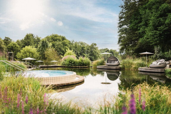 Naturbadeteich mit Thermalpool im Heilthermen Resort Bad Waltersdorf