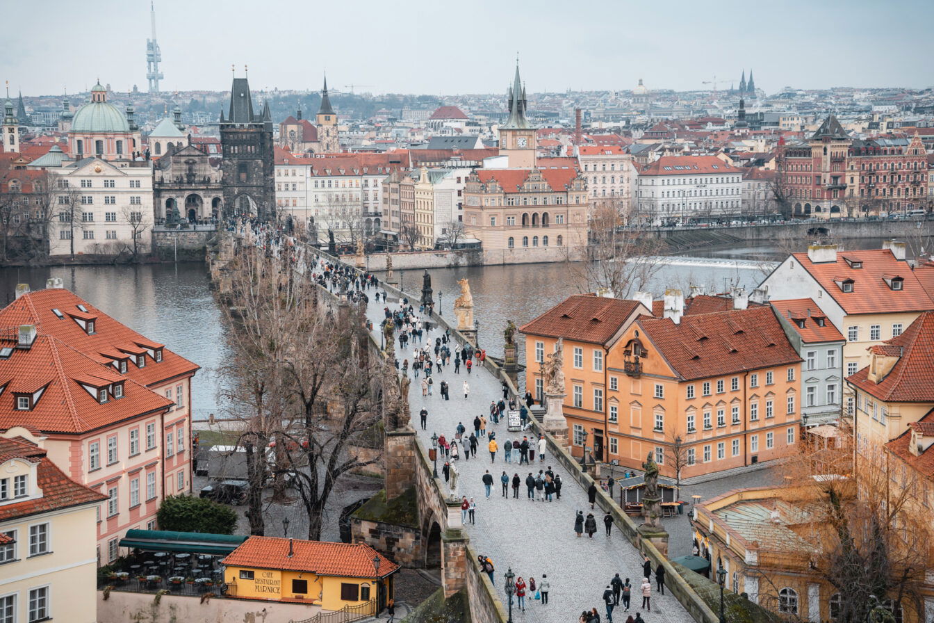 Die Prager Karlsbrücke von oben.