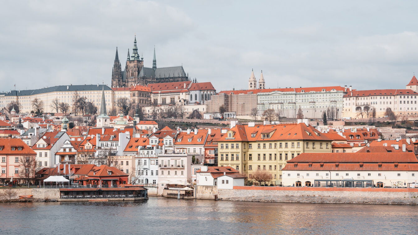 Blick auf die Prager Burg von der Karlsbrücke aus.