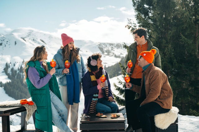 Mit Aperol Spritz sonnige Vibes in den Schnee zaubern. (c) Aperol Austria