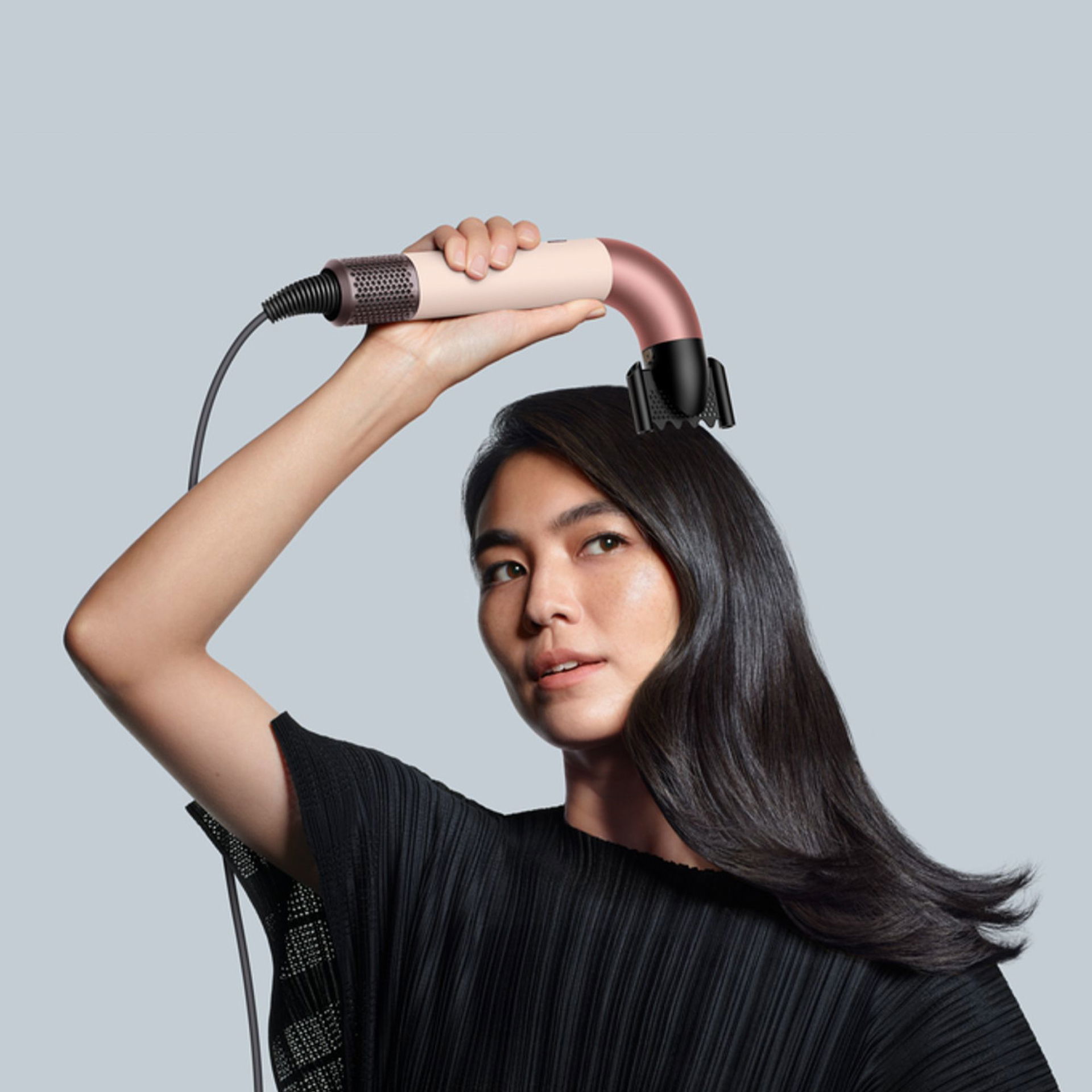 Person trocknet sich Haare mit Dyson (c) Dyson