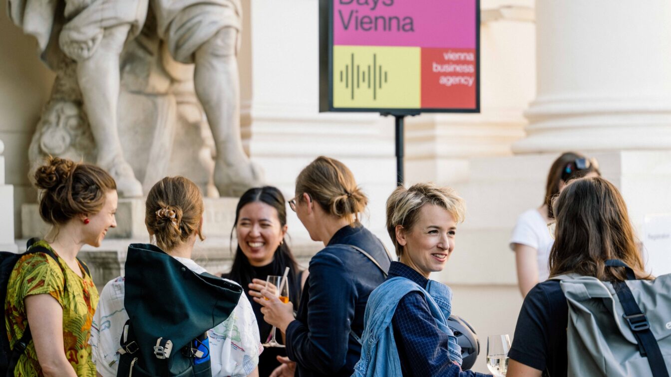 (c) Wirtschaftsagentur Wien | Karin Hackl Sieben Frauen vor dem Eingang des Events "Creative Days Vienna" in Wien.