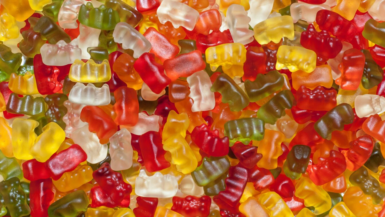 (c) Dan Cristian | Unsplash Eine große Mischung Haribo Goldbären auf einem Haufen.