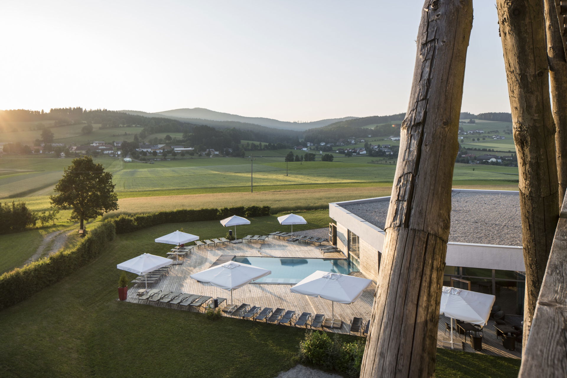 Falkensteiner Hotel Bad Leonfelden Außenpool und Mühlviertler Hügellandschaft von oben
