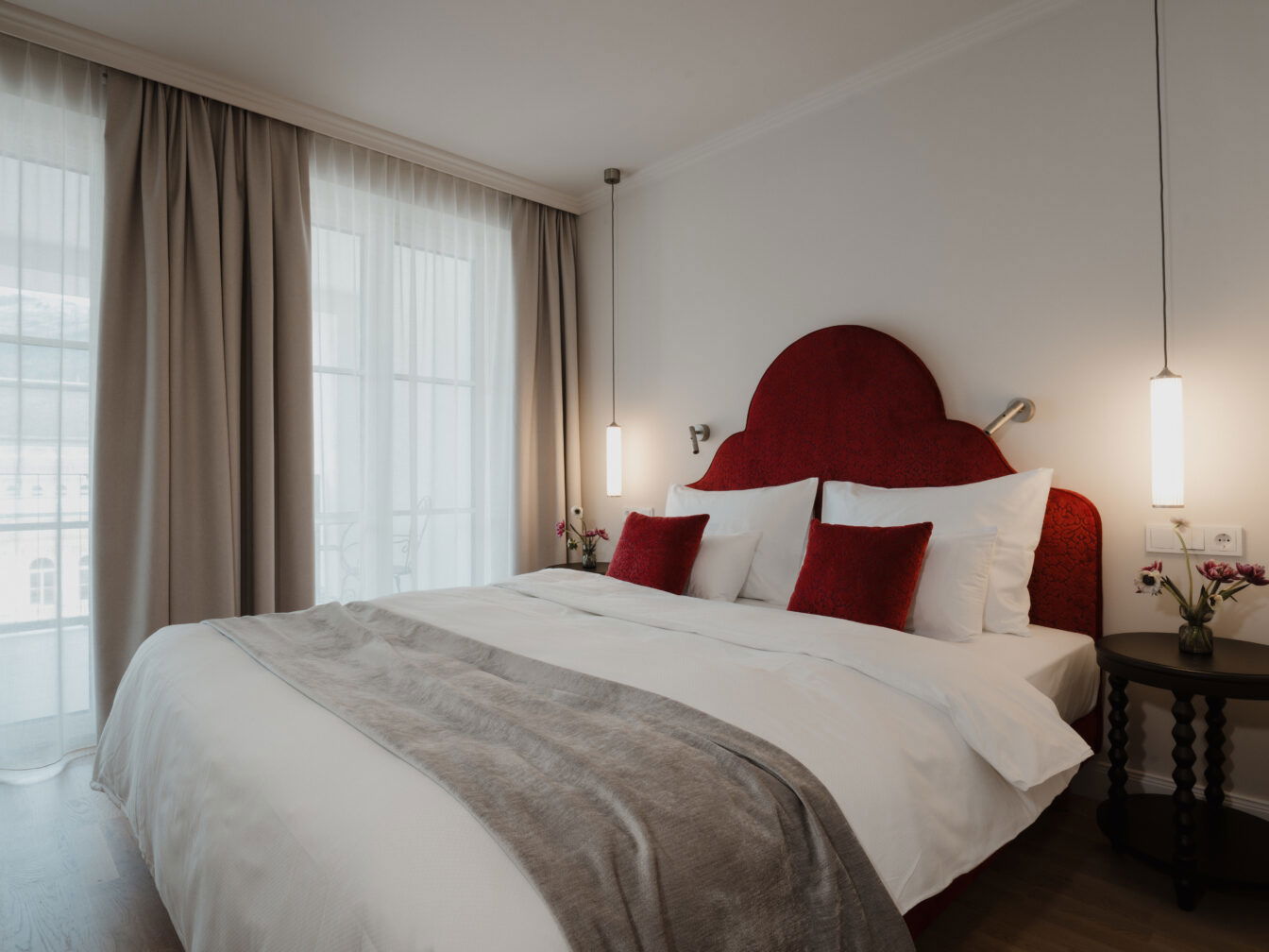 Ein gemachtes Bett im Hotel Grand Elisabeth.