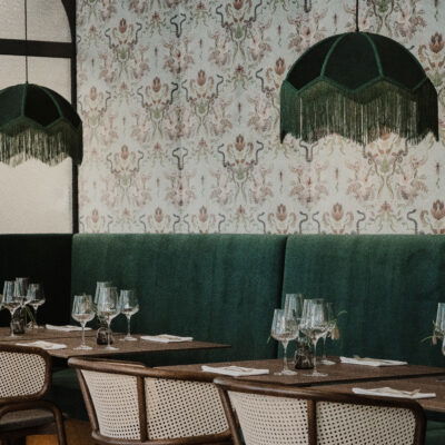 Sitzecke mit grünem Samt im Grande Liberte des Grand Elisabeth Hotels.