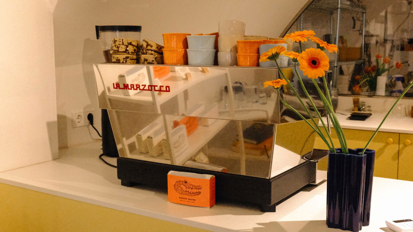 (c) Theresa Komornyik | 1000things Ma Makers Salzburg Kaffeemaschine und Theke mit Kaffeetassen und Blumenvase