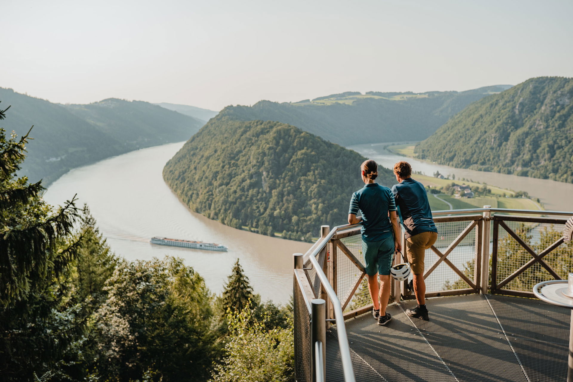 Menschen schauen auf die Donauschlinge (c) WGD Donau Oberoesterreich Tourismus GmbH | CM Visuals