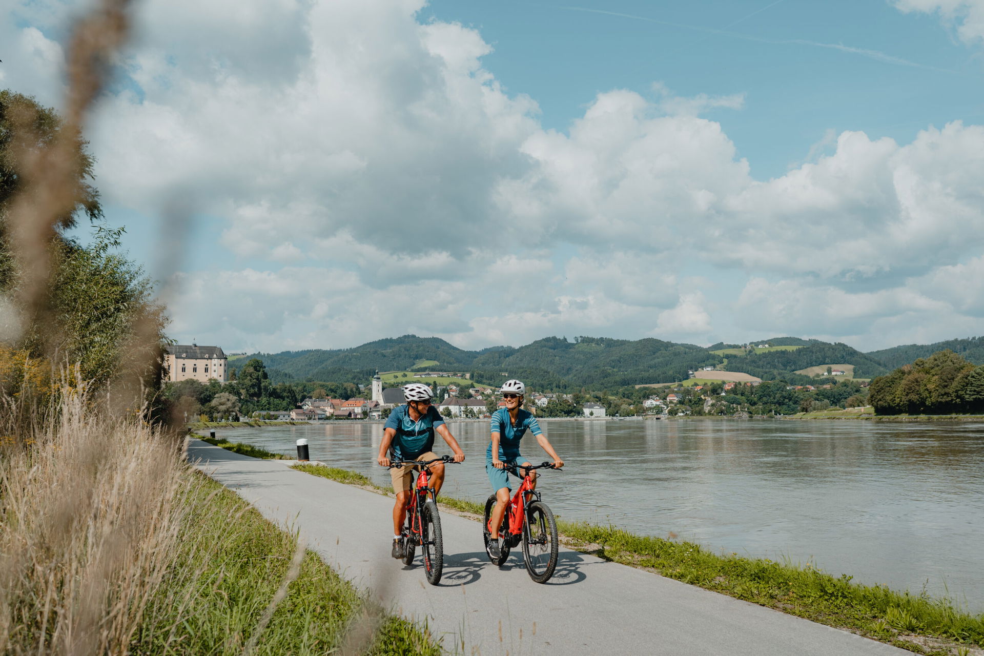 Menschen fahren mit dem Rad an der Donau (c) WGD Donau Oberösterreich Tourismus GmbH | Studio Draussen