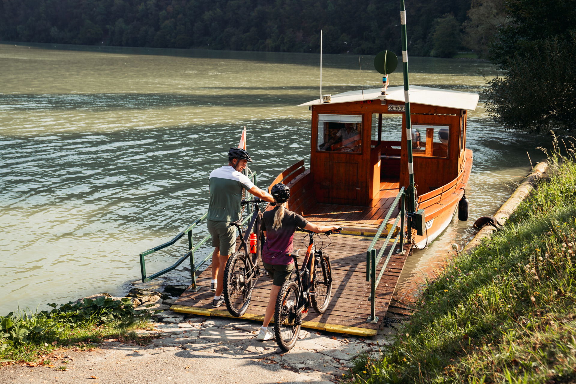 Menschen mit Fahrrad an der Donau (c) WGD Donau Oberösterreich Tourismus GmbH | Studio Draussen