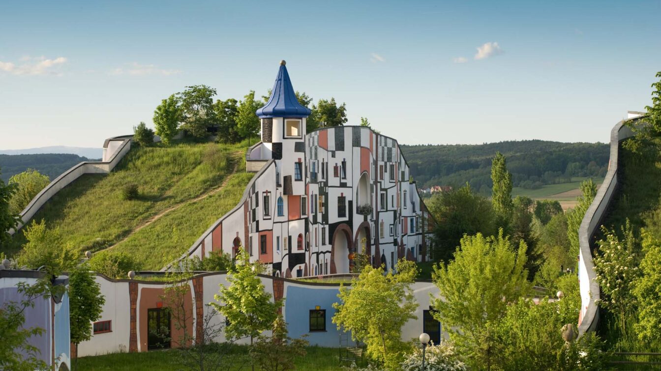 Urlauben wie im Märchen (c) Hundertwasser Architekturprojekt Rogner Bad Blumau Anlage