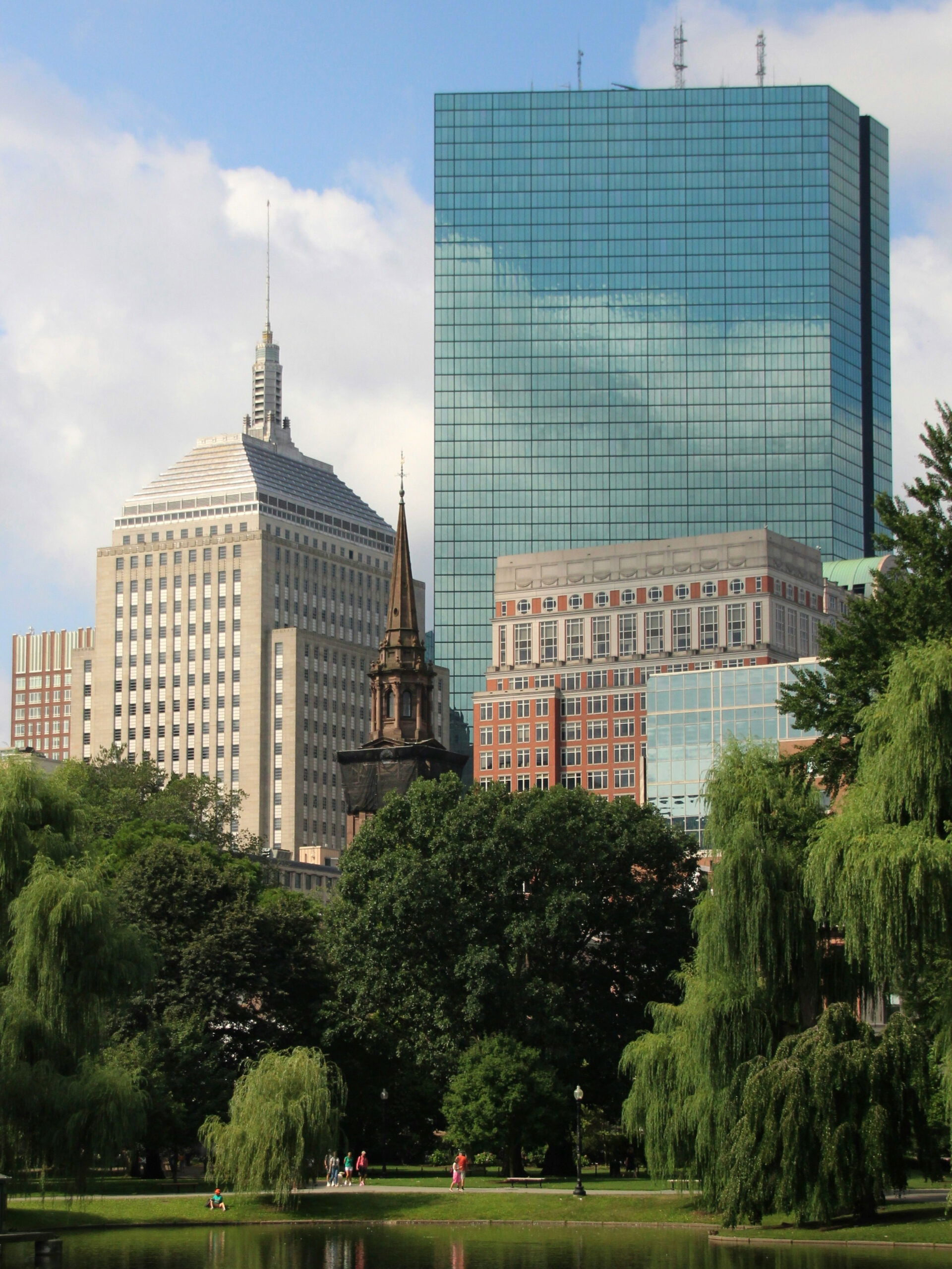 Park in Boston mit Wolkenkratzern im Hintergrund
