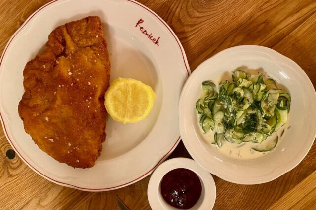 (c) Reznicek Schnitzel im Restaurant Reznicek in Wien