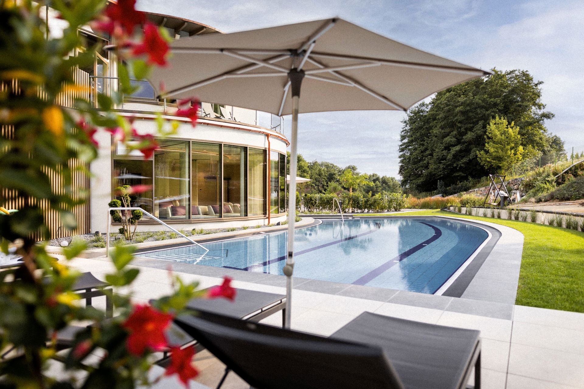 Hotelpool außen im Sommer (c) Heilthermen Resort Bad Waltersdorf | Eisenberger