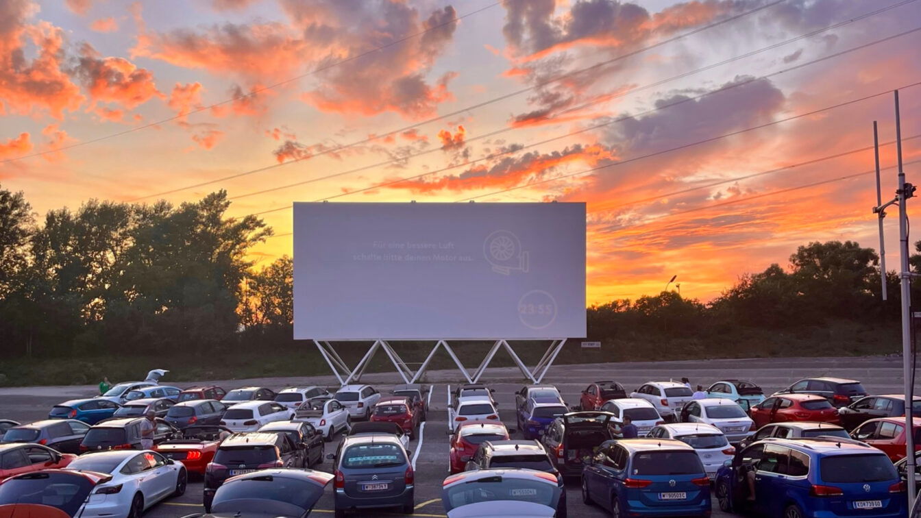(c) Autokino Wien die Leinwand des Autokinos Wien, im Hintergrund ein Sonnenuntergang