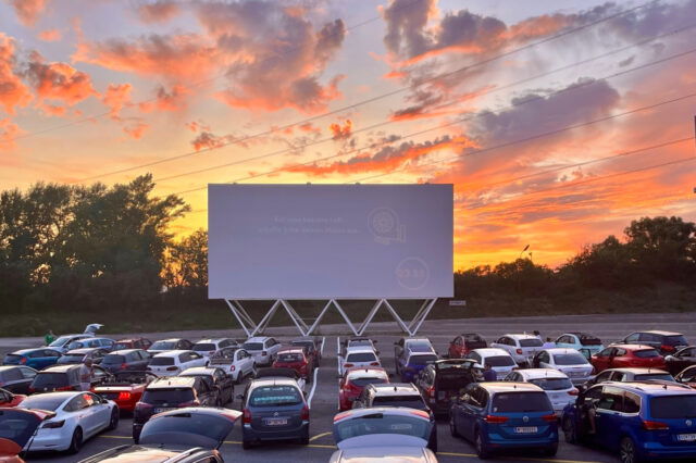 (c) Autokino Wien die Leinwand des Autokinos Wien, im Hintergrund ein Sonnenuntergang