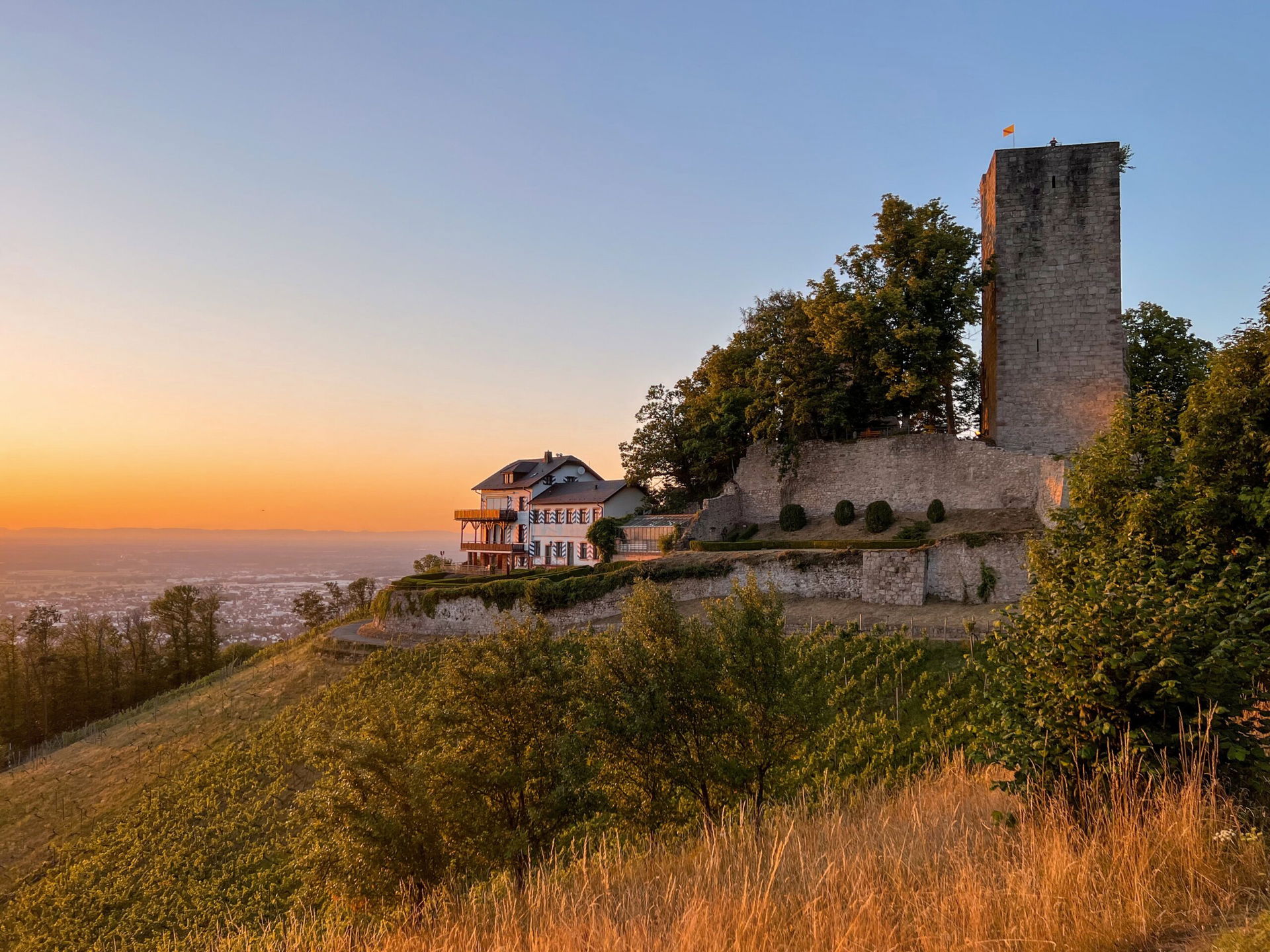 Sonnenuntergang auf der Burg Windeck bei Bühl im Nordschwarzwald (c) Susi Maier