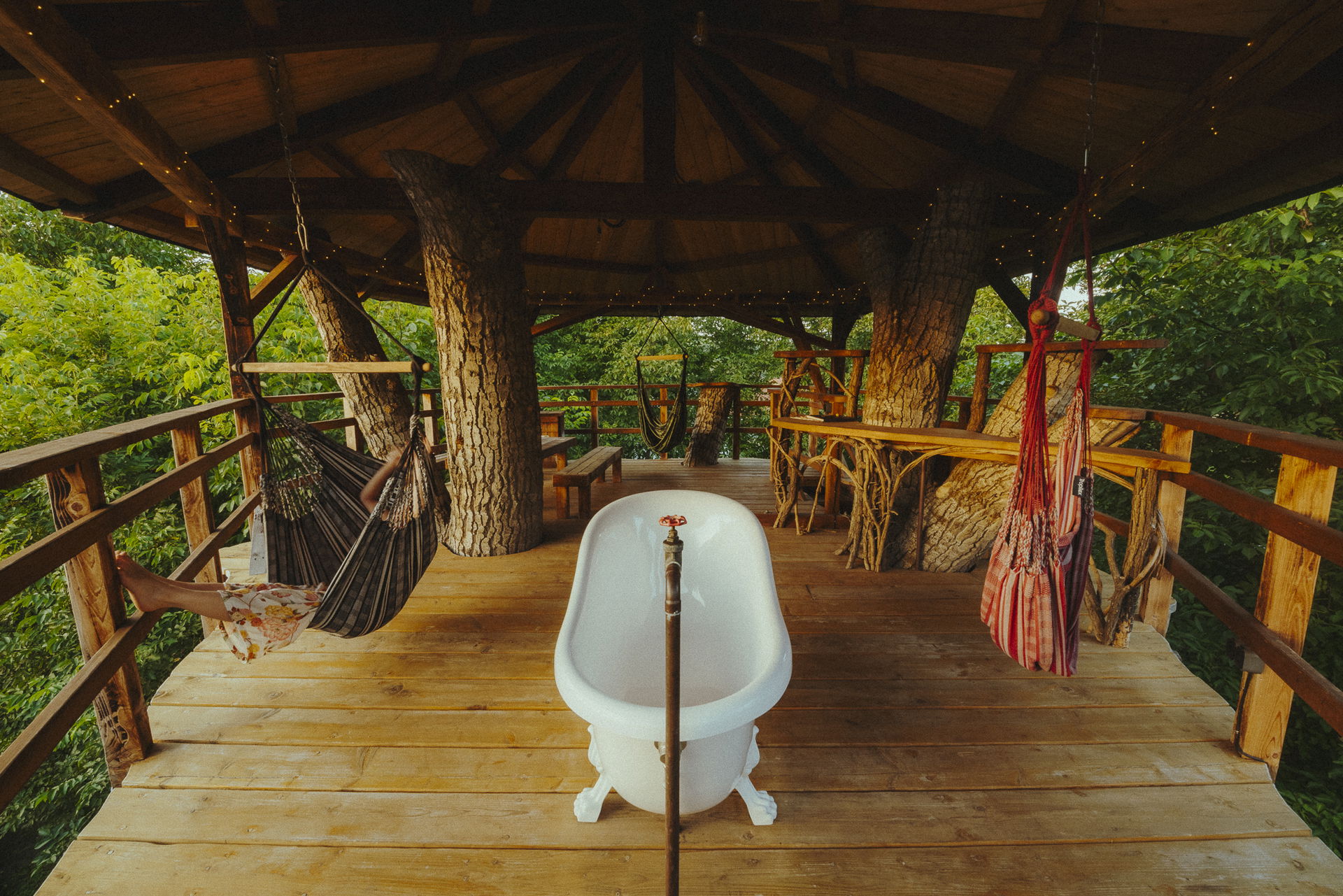 Baumhaus mit Badewanne und Hängematten im Ecovillage Hainburg