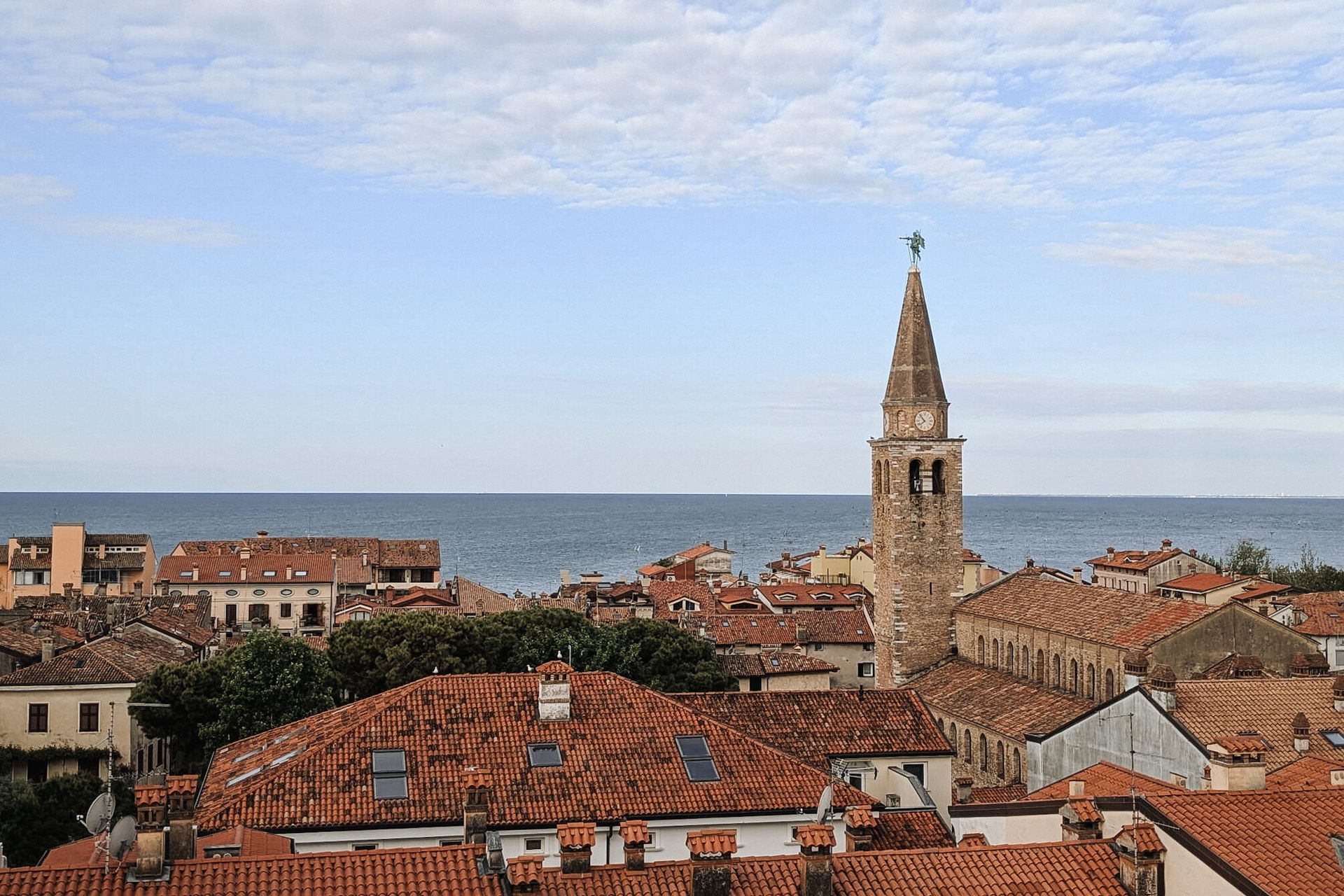 Blick auf die Altstadt in Grado mit dem Meer im Hintergrund