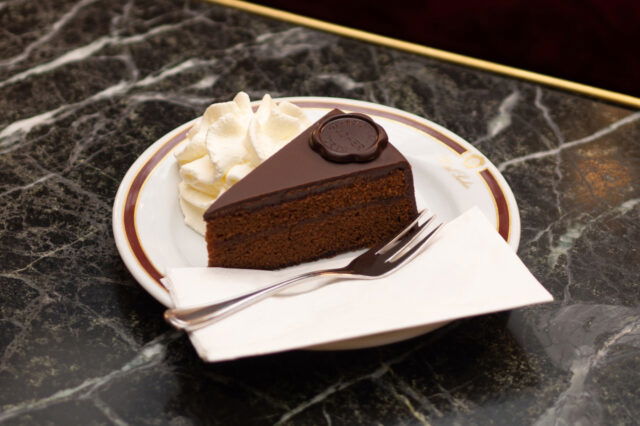 (c) Hotel Sacher ein Stück Sachertorte mit Schlagobers