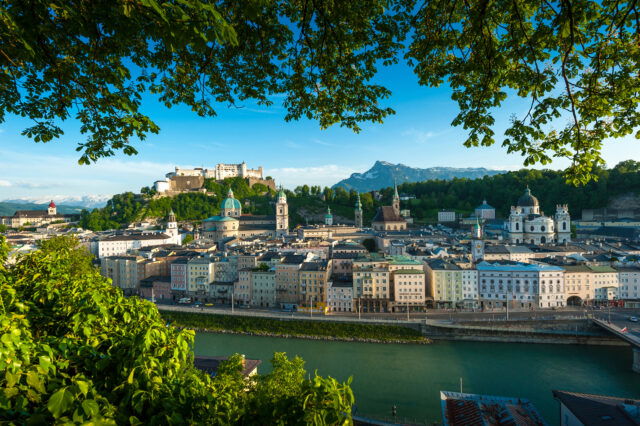 Kapuzinerberg Salzburg mit Blättern im Vordergrund