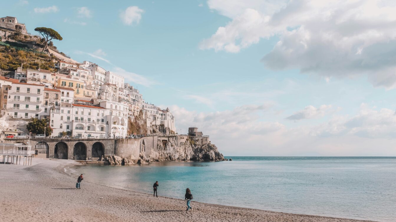 (c) Pat Whelen | Unsplash Frühmorgens am Strand von Positano in Italien.