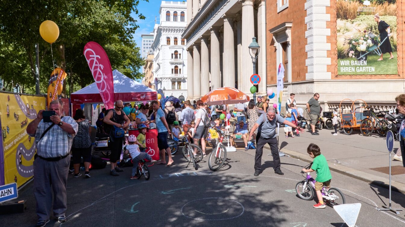 (c) Stadt Wien | Markus Wache Spielende Kinder beim Spielstrassenfest am Wiener Ring