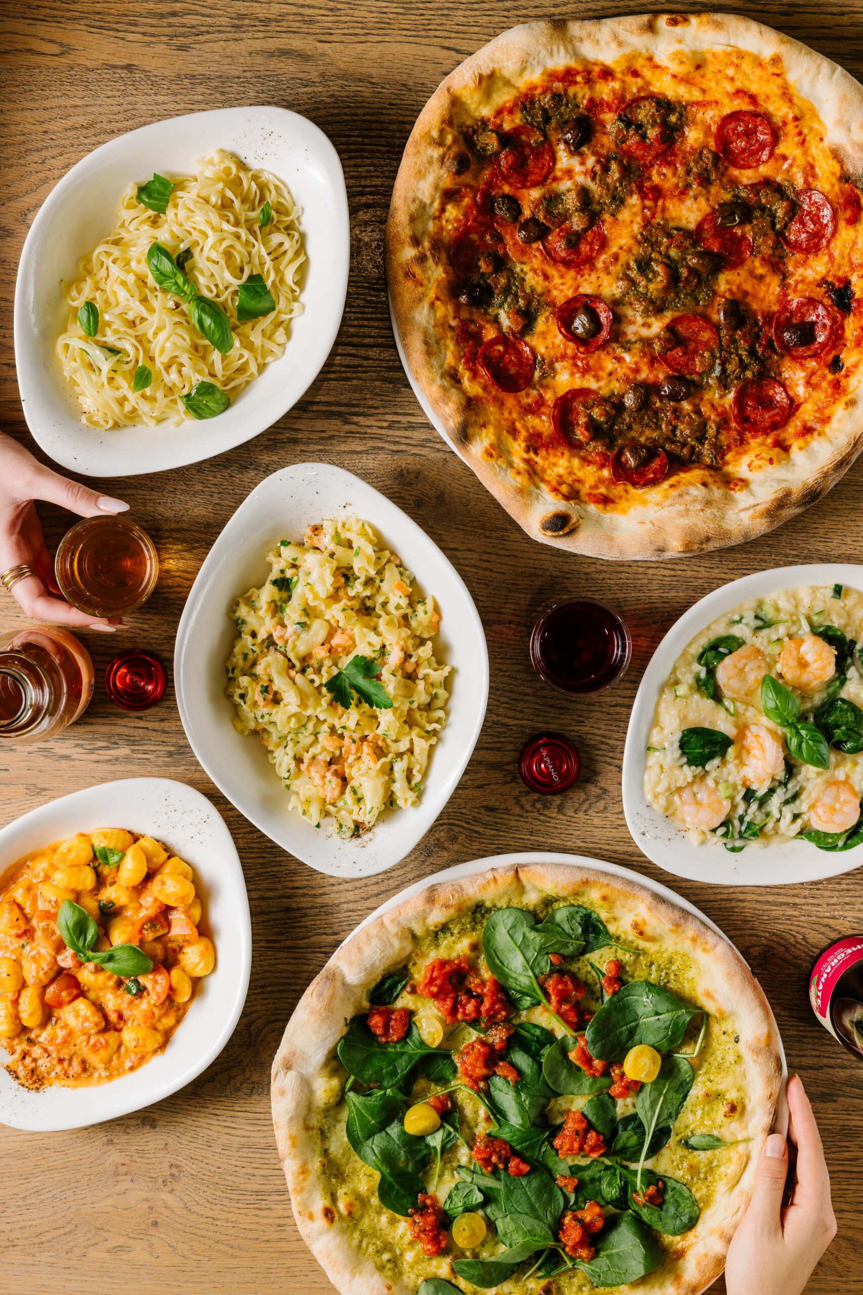 Tisch mit italienischer Pizza und Pasta