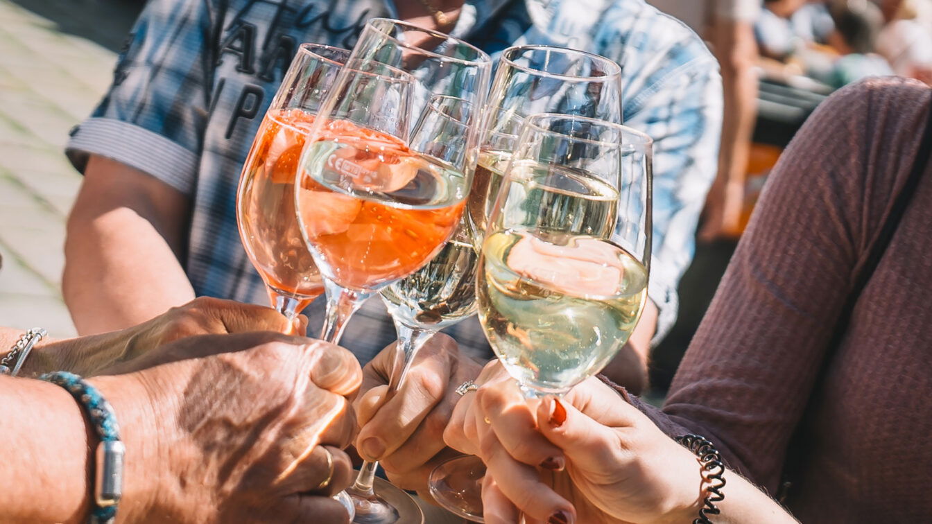 (c) Weinviertel Tourismus GmbH mehrere Menschen stoßen mit Gläsern Wein an