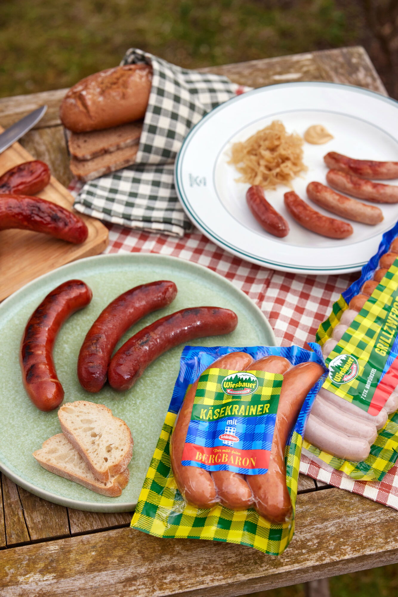 Wiesbauer Grillwürste im Freien (c) Isabella Mayer | 1000things