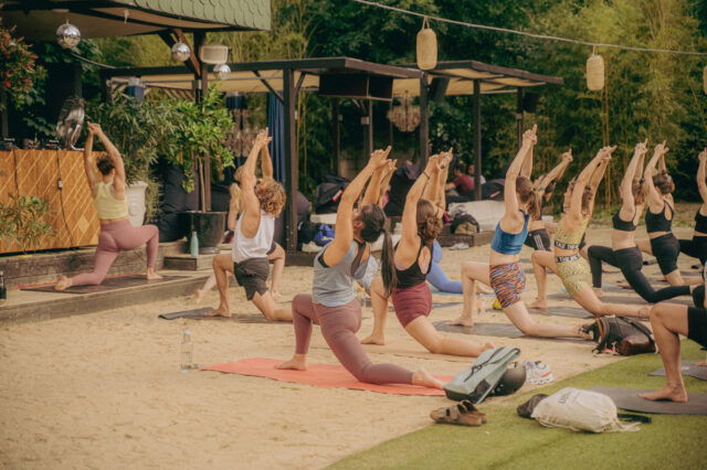 Outdoor Yoga Session mit Yogic Hive