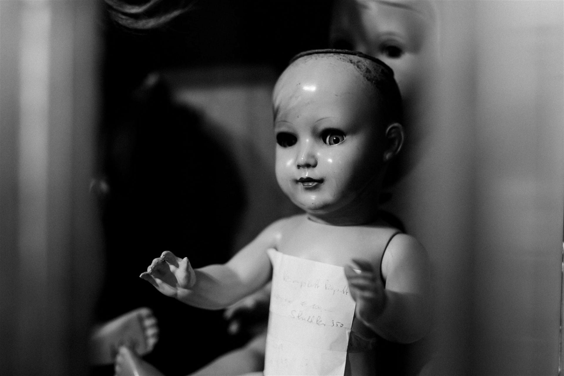 Puppenklinik Wien: Puppe mit kaputtem Auge