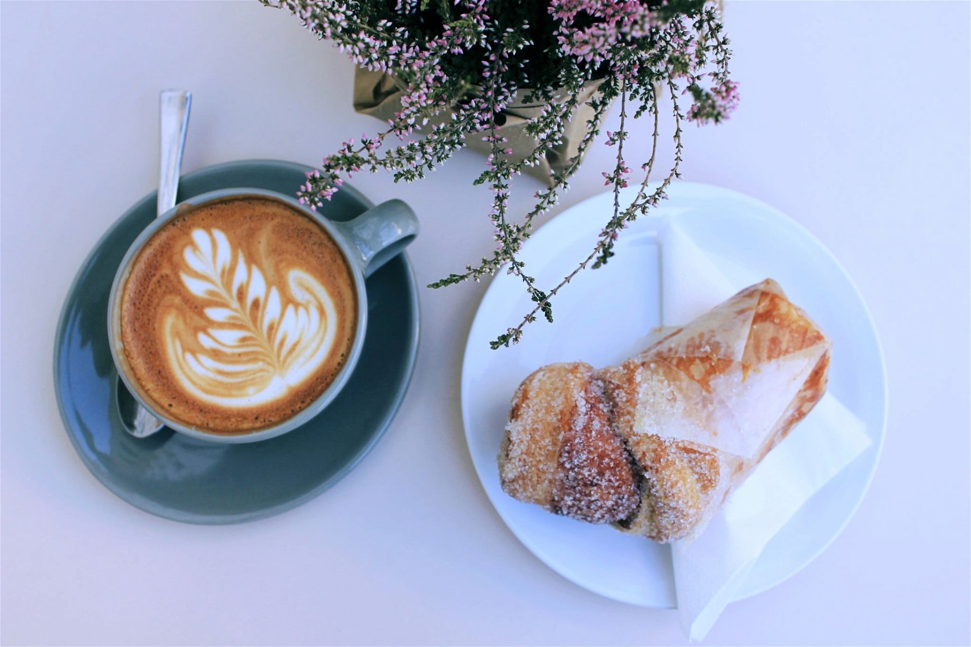 Kaffee und Cruffin 