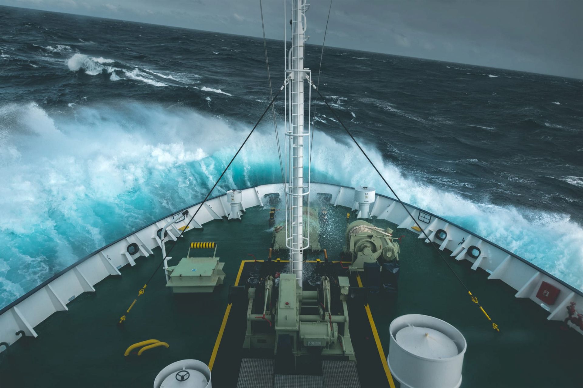 Expeditionsschiff in stürmischer Drake Passage