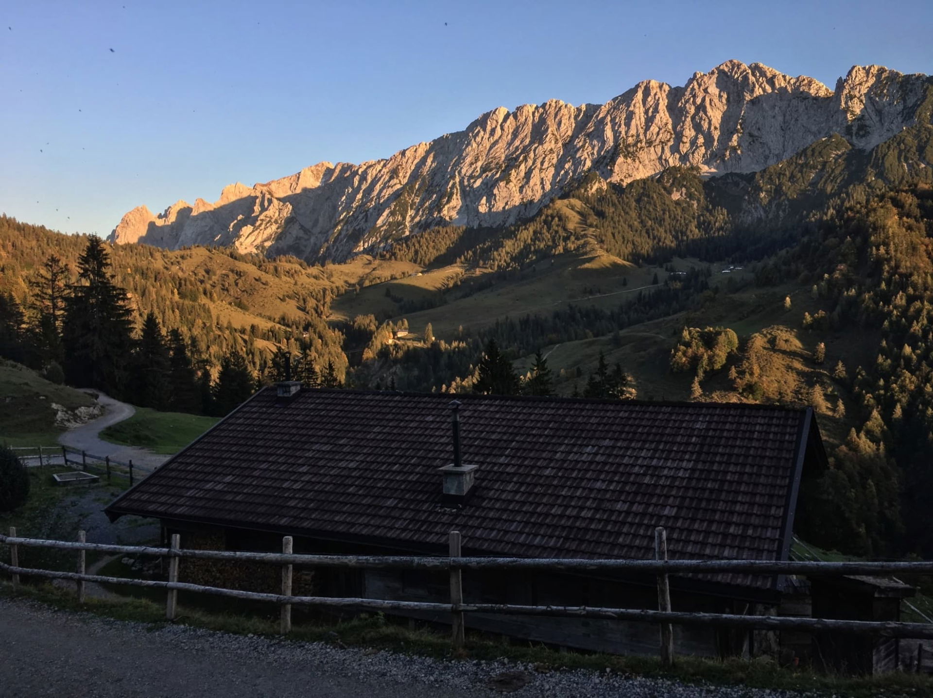 Brentenjochalm Wilder Kaiser, mit Blick auf Kaindlhütte Einstieg Bettlersteig