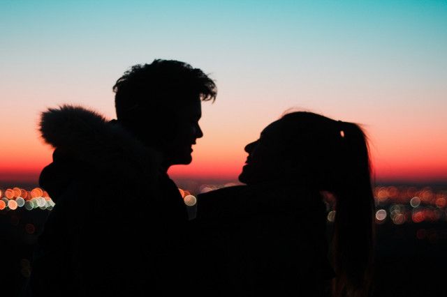 Silhouette von Paar vor Sonnenuntergang