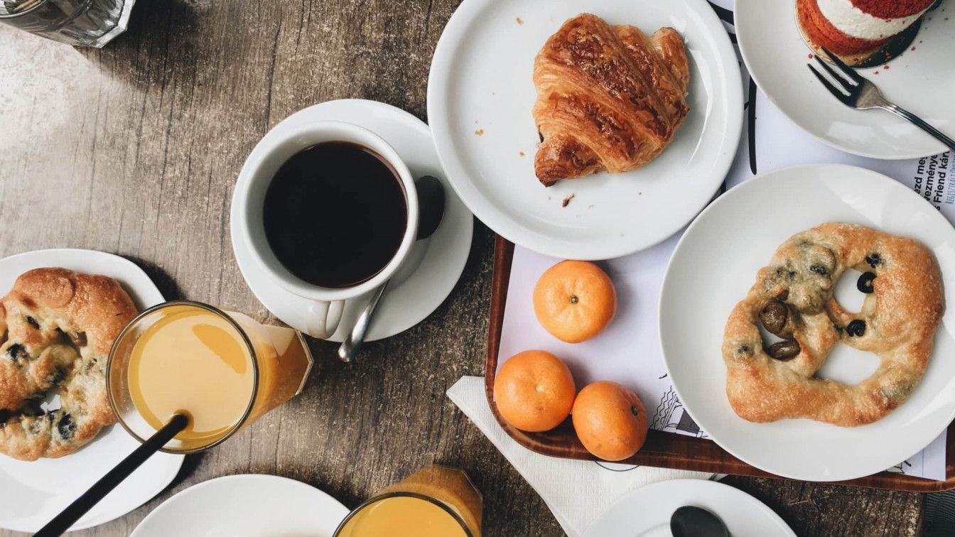 Frühstück mit Kaffee und Croissant