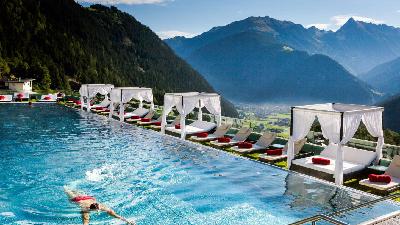 (c) Stock Resort Stock Resort Infinity Pool Wellness Aussicht